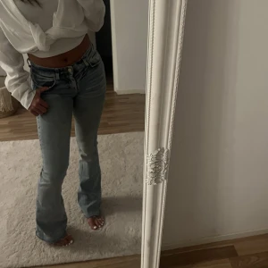 Zara jeans - Snygga utsvängda zara jeans i storlek 36 men de passar även någon i 34🩵💙 Pris kan diskuteras!