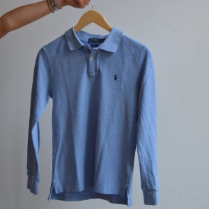 Ralph lauren långärmad piké - Ljusblå långärmad ralph Lauren piké i gott skick. Storlek: ungefär XS (14-16 år kid size)  **EGNA BILDER ej från hemsida**