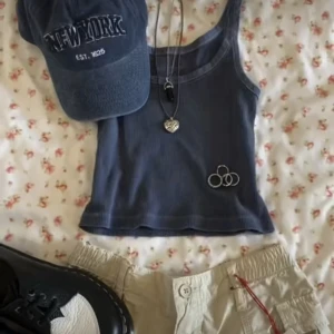 brandy linne - köpt här på plick men har knappt använt det, gråblå och croppad