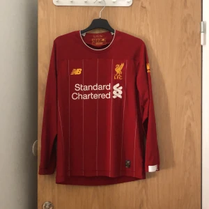 Liverpool long sleeve  - Säljer nu denna långärmda liverpool tröja då den inte används. Tröjan är äkta och passar 158-170cm. Dvs xs och kanske mindre small. Tröjan är i jätte bra skick och är inte använd så jätte mycket. Skriv för frågor