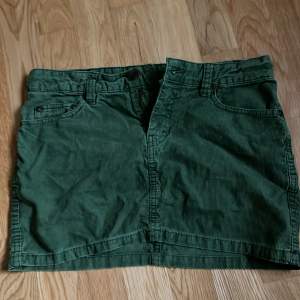 Jätte fin lågmidjad jeans kjol den är lite lätt ribbad men det syns knappast. Den är oliv grön köpt från h&m. Den är i väldigt bra skick. Säljer pga att den är för liten. Använd ett får tall gånger💕