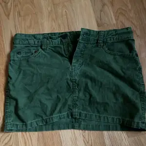 Jätte fin lågmidjad jeans kjol den är lite lätt ribbad men det syns knappast. Den är oliv grön köpt från h&m. Den är i väldigt bra skick. Säljer pga att den är för liten. Använd ett får tall gånger💕