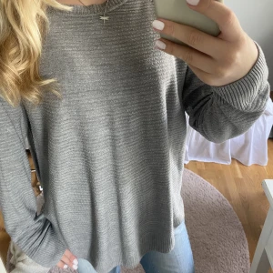 Stickad tröja  - Grå tunn stickad tröja från jacqueline de yong i ribbat mönster💓🌸 storlek m, sitter dock snyggt lite oversized på mig med xs/s💕