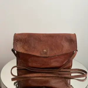 Vintage väska från The Bridge  Made in Italy, brun, äkta skinn & crossbody. Avtagbar axelrem.  