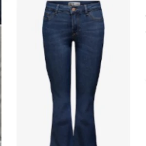 Lågmidjade jeans - Blåa lågmidjade jeans som jag har sprätt upp längst ner, skriv för bilder.  Jag beställde de från about you Skriv för intresse🥰