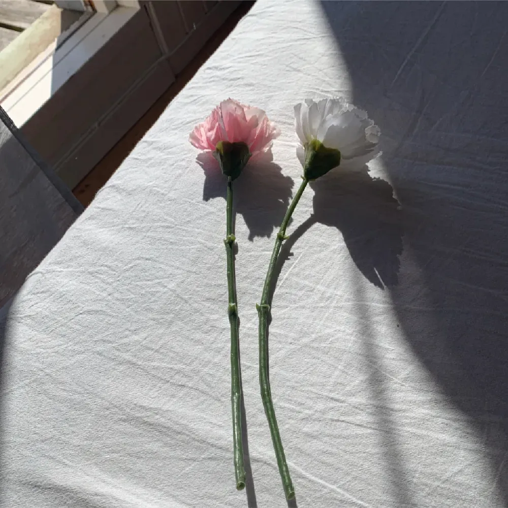 4 st fake blommor, två vita och två rosa. Paket pris: 15 för alla 4.. Övrigt.