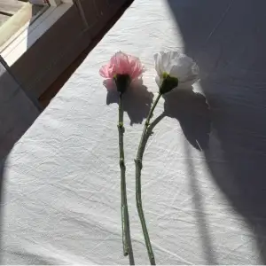 4 st fake blommor, två vita och två rosa. Paket pris: 15 för alla 4.