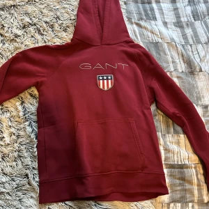 Gant tröja  - En riktigt fin gant tröja jag fick i present men som inte är min stil tror den är köpt för 1400 aldrig använd då jag fick den nyss