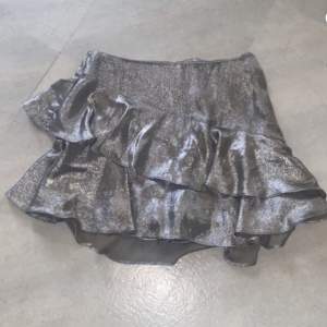 Silver kjol från ZARA. Storlek M, mindre i storleken. Ser ut som ny. Har shorts inuti.