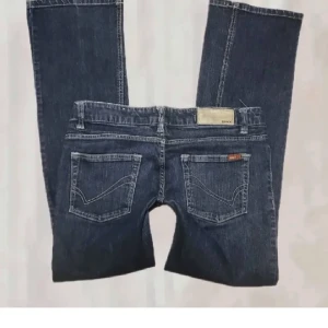 Snygga lowrise jeans - Lowrise only jeans!! (Två första bilderna är inte mina) Använder det för att byxorna är lite för stora för mig (Jag är storlek 25) Oftast!! Kontakta mig för mått!!