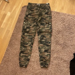 Camouflage cargo pants - Det är camoflauge cargo pants med knappfickor från Madlady. Det är i storlek XS och väldigt bra kvalite. 