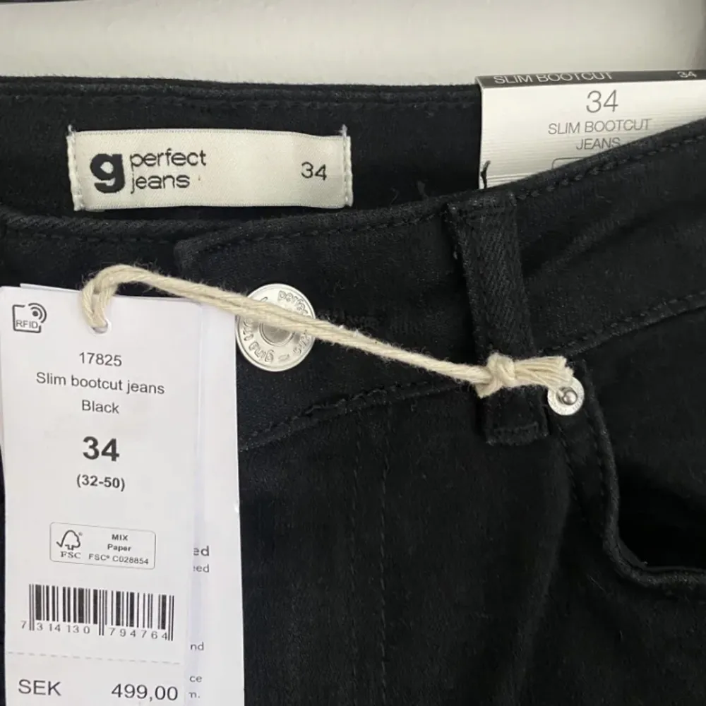 Jättefina bootcut jeans från Gina Tricot, säljer då jag fick den som present och den har inte kommit till andvändning. Helt ny med prislappar. Priset går att diskutera 🫶🏻. Jeans & Byxor.