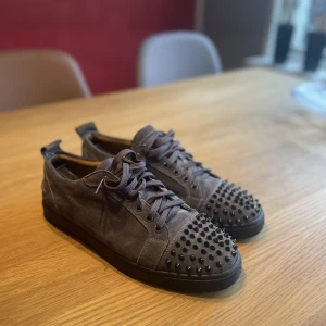 Christian louboutins (Grå) - Säljer mina Loubs pga använder inte längre.  Skick 9/10. Knappt använda men lite skitiga under. 