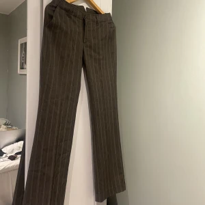 Filippa K byxor - PER👏🏻FEK👏🏻TA kostymbyxorna från Filippa K strl 36 och sitter som en smäck på rätt person!! För små i midjan på mig och tar emot att sälja dom :(  Köpt second hand och så fint skick.