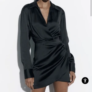 Zara satin dress - Satin/silkes klänning från Zara i storlek S, aldrig använd.