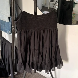 Klänning - En klänning ifrån zara som har  Ena bandet har gått isandet lite. blivit för kort för mig som är 172. 