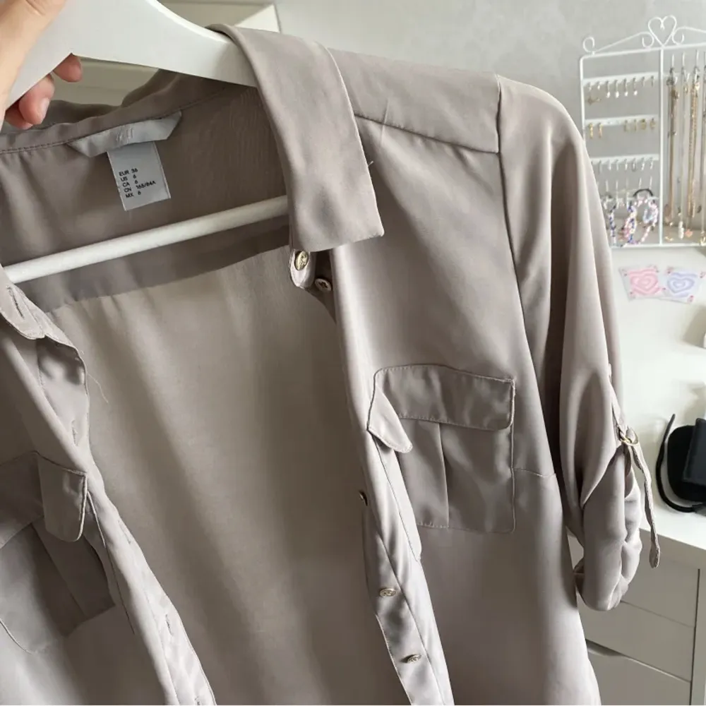 Blus/skjorta från H&M i mycket fint skick. Färgen syns bäst på bild 3. Köpare står för frakt, kan skicka fler bilder💞. Blusar.