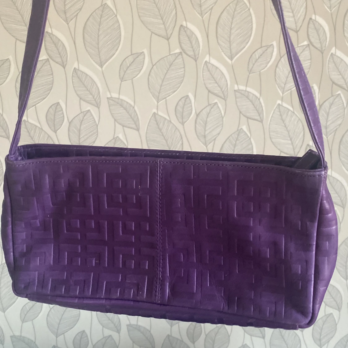 Lila baguette väska