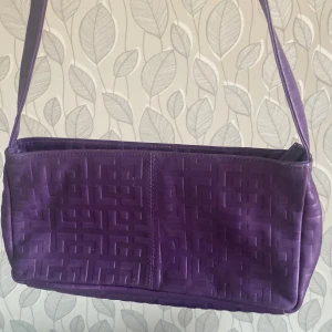 Lila baguette väska - Lila baguette baguette. bra skick men vintage så det är inte ny