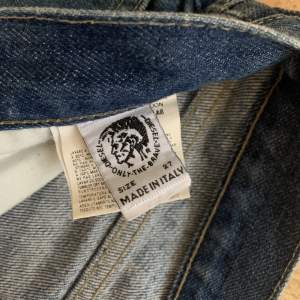 Skitsnygga jeans från Diesel, de är lågmidjade och något boot cut. De ultimata Y2K jeansen helt enkelt! Säljer pga tyvärr för små 😭😭😭. I väldigt bra skick utan synligt slitage! Dem för fler bilder. 
