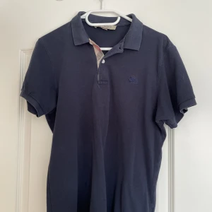 Burberry Piké - Säljer nu min sjukt snygga burberry piké då den inte kommer till den användning den förtjänar. Grymt skick och passar till alla tillfällen. Priset är inte hugget i sten, så hör av er vid minsta intresse, frågor eller för fler bilder!