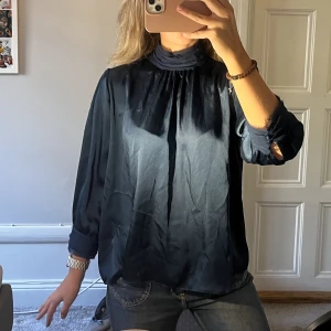 Marinblå satinblus  - 2 för 200 på alla blusar! Säljer denna superfina satinblus i nyskick då den ej kommer till användning. Kan mötas upp i Stockholm, annars står köparen för frakt 🤍