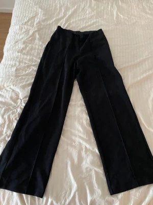 Byxor - Detta är ett par så himla fina byxor som jag säljer då dom är lite korta i benen på mig och även lite små i midjan