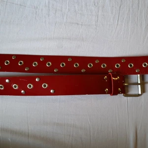 rött skärp - ascoolt rött skärp i fint skick💥90 cm långt❤️