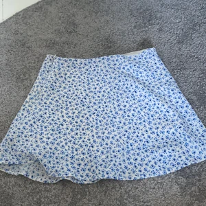 Kjol  - Fin blå blommig kjol 