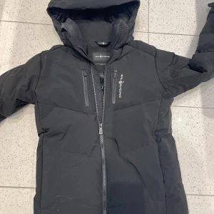  Sail racing jacka  -  tjena säljer nu en riktigt snygg Sale racing jacka i storlek 160. Jackan är använd ett fåtal gånger så den är i ett bra skick. Jackan är svart och är en vinterjacka. Skriv för fler frågor eller för fler bilder. Priset Kan diskuteras!😊