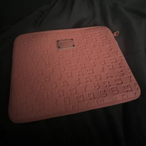 Marc jacobs datorfodral  - Säljer Marc Jacobs datorfodral i nyskick💞 Nypris ca 2000kr  