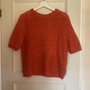 Stickad T-shirt  - Säljer min superfina stickade T-shirt från hm, då den inte kommit till användning🤠🤠 säljer för 199kr + frakt, de går även bra att buda ❤️❤️