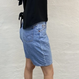 Jeansshorts från Levis  - Blåa Jeansshorts - 560, från Levis. W29 & ganska höga i midjan. 