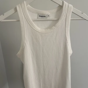 Vitt linne  - Vitt linne från Kappahl i storlek M. Säljer pga av att jag inte använder den längre, lite längre i modellen. 