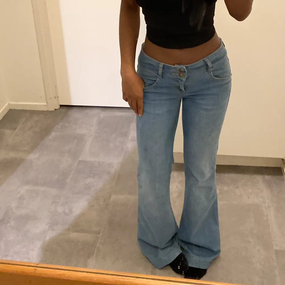 INTRESSEKOLL på dessa skitsnygga lågmidjade jeans från Vila 🧚🏾‍♀️. Jeans & Byxor.