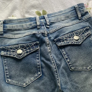 Bootcut jeans med cool desgin - Säljer dessa då de inte används! Tryck gärna på köp nu, hör av er vid frågor!