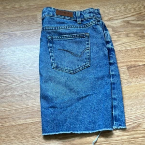 Jeanskjol - Snygg jeanskjol från only. Använd ett fåtal gånger så i bra skick. 