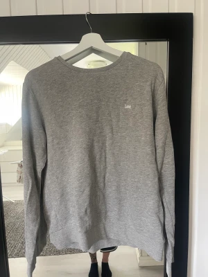 Lee tröja - Grå Lee tröja i storlek M knappt använd. 