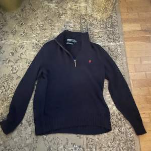 Riktigt snygg ralph lauren half zip bra skick perfekt till hösten!!