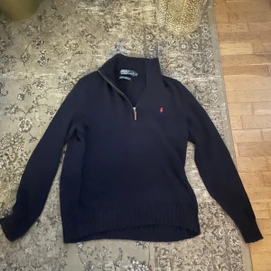 Ralph lauren half zip! - Riktigt snygg ralph lauren half zip bra skick perfekt till hösten!!