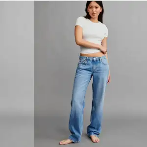 Intressekoll på dessa low straight jeans från Gina tricot. Nypris 499 kr och är nästan aldrig använda  Säljer för 380