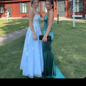 Balklänning ljusblå  - Säljer min fantastiskt fina balklänning, köp från jj house. Endast använd på bal dagen så ser helt oanvänd ut!🥰om man skulle vilja ha mer bilder så är det bara att skriva.