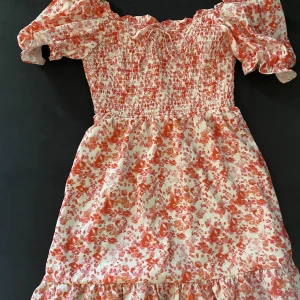 Blommig klänning  - Såå söt klänning ifrån shein!! Aldrig använt, storlek M men passar även S🩷