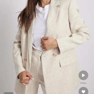 Beige kavaj - Snygg och stilren kavaj från NA-KD med axelvaddar. Ordinarie pris 799kr  Endast använd 1 gång