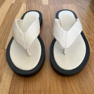 Sandaler från Zara Home i storlek 40! Använda 1 gång, väldigt fint skick! Köpta 2021!