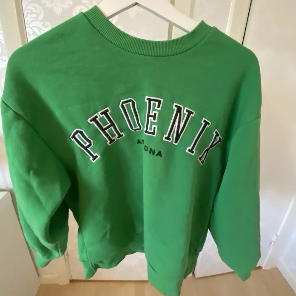 Super fin sweatshirt från Gina tricot i storlek XS. Använd några gånger men är i bra skick.. Tröjor & Koftor.