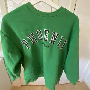 Super fin sweatshirt från Gina tricot i storlek XS. Använd några gånger men är i bra skick.