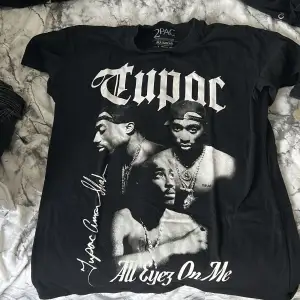 Tupac T-shirt, köpt på pull & bear, inte kommit till användning alltså bra skick. Storlek S men ganska oversized