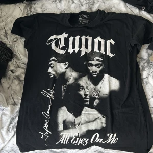 Tupac T-shirt - Tupac T-shirt, köpt på pull & bear, inte kommit till användning alltså bra skick. Storlek S men ganska oversized