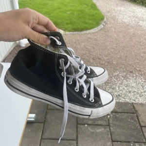 Svarta Converse - Svarta Converse som inte kommer till användning. Mycket fint skick! Storlek 38 men skulle säga att den även sträcker sig till en mindre 39🥰
